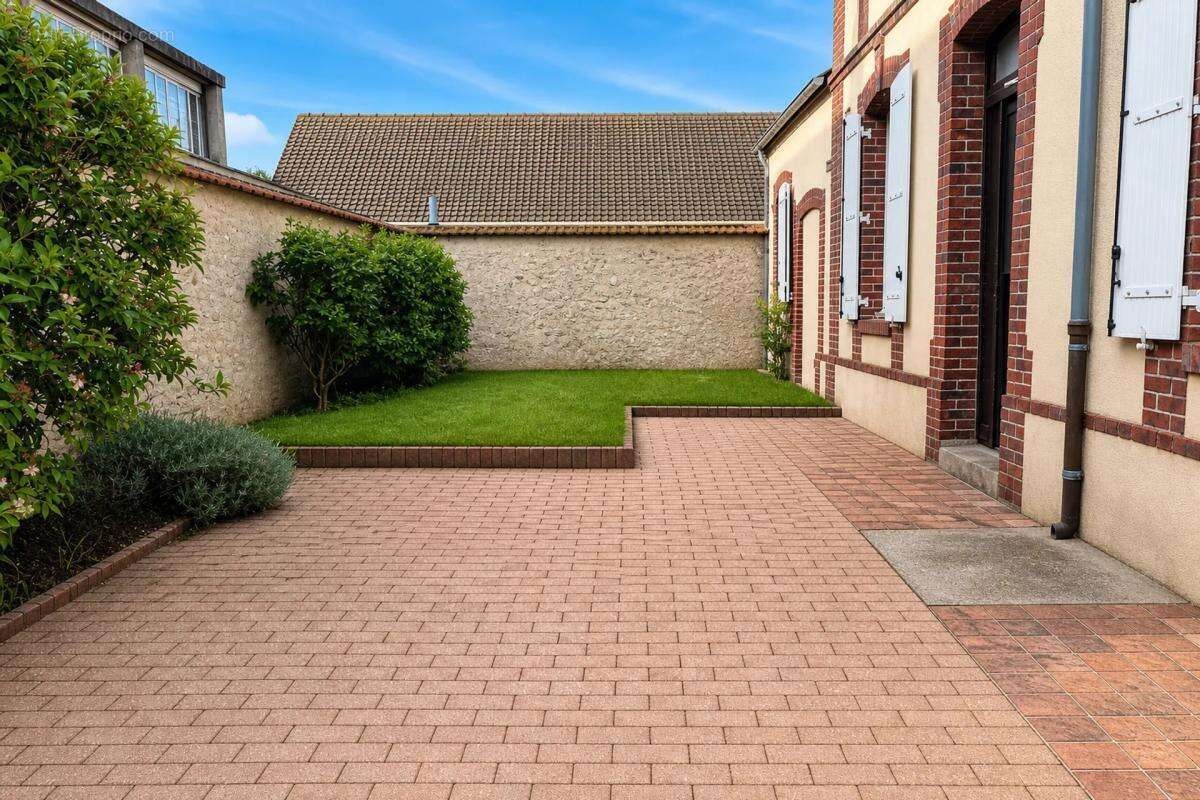 Maison 5 pièces avec dépendance et jardinet - photo 13