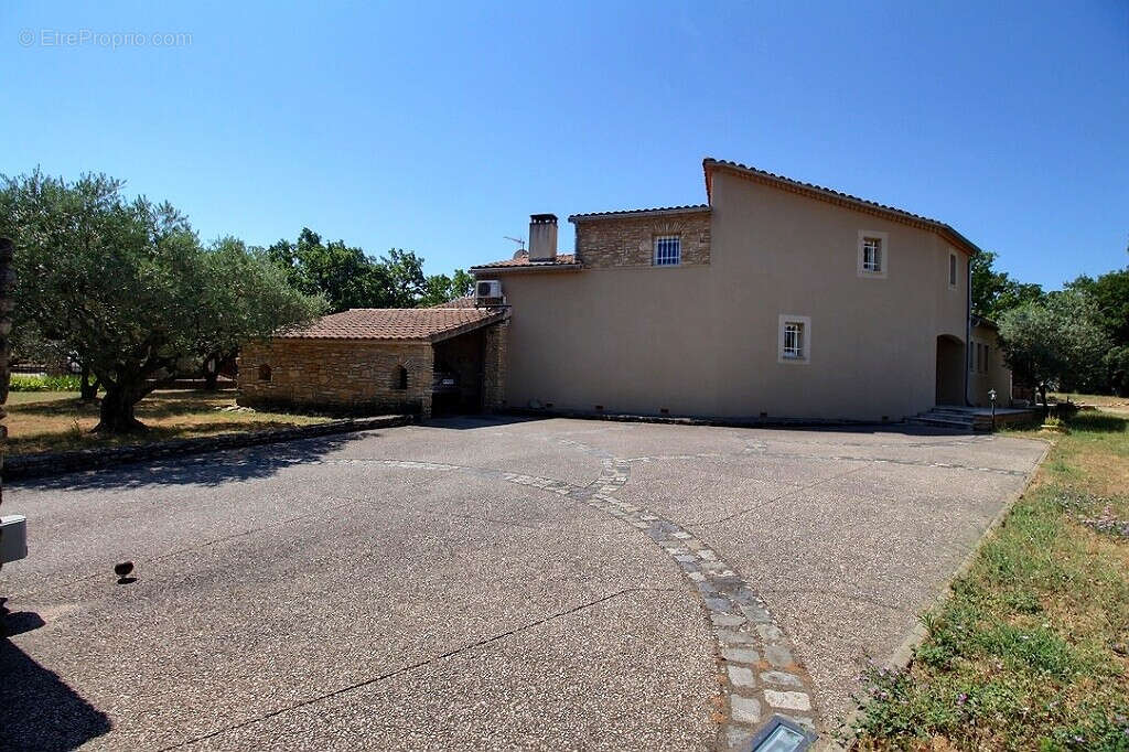 Maison à LA ROQUE-SUR-PERNES