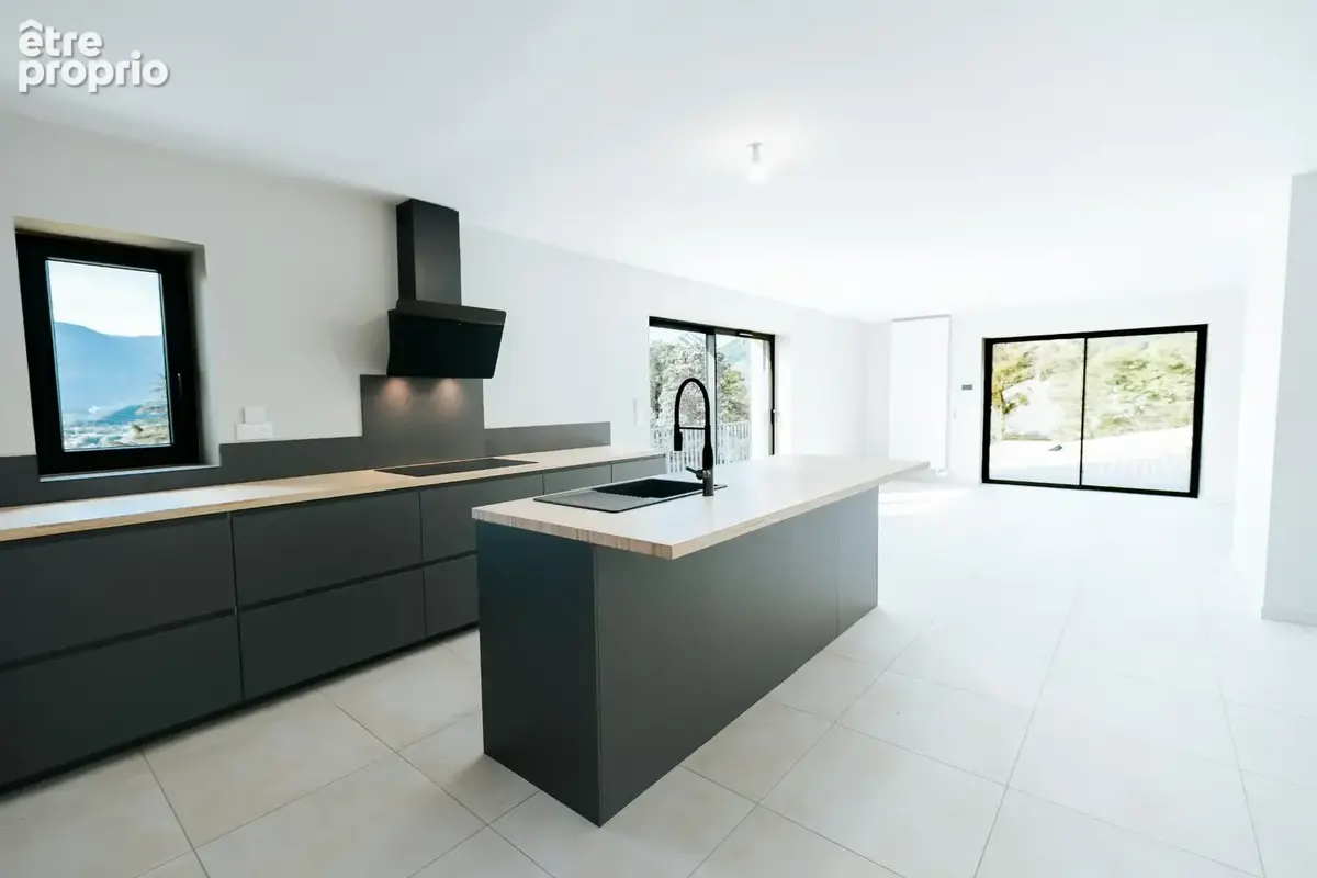 VILLA 250m2 Exceptionelle I DPE A • Vue exceptionnelle sur les Alpes • Piscine • 248 m2 habitables - photo 4