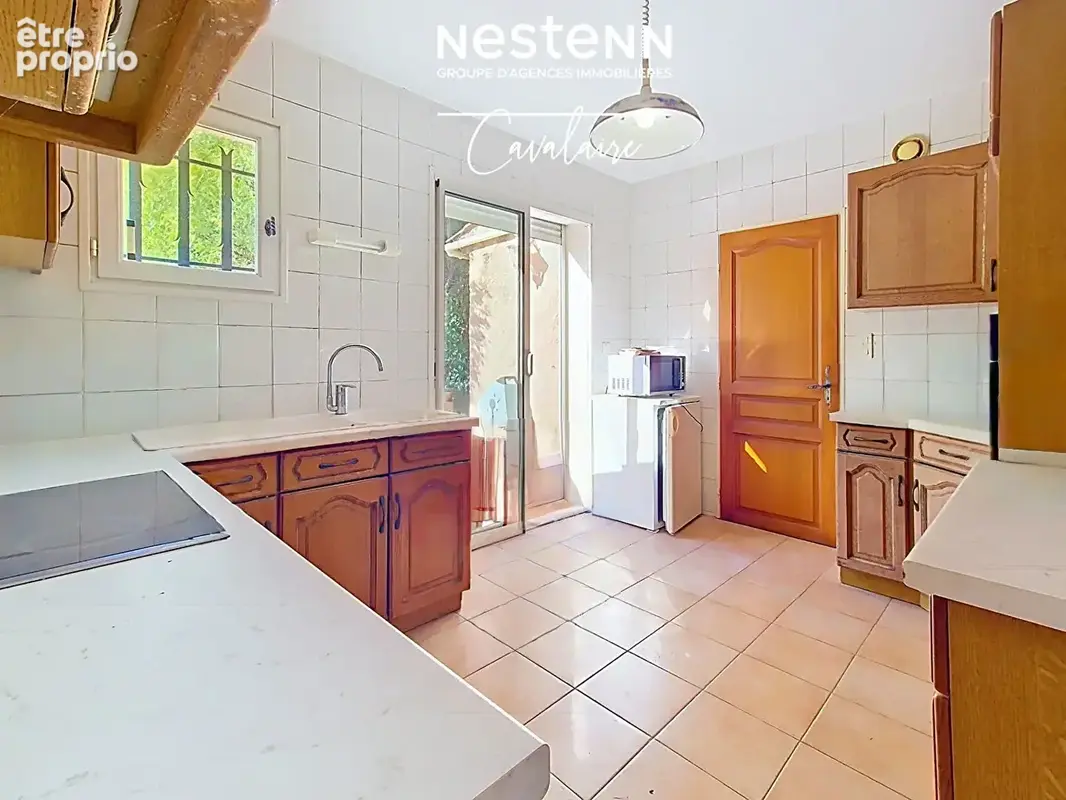 Environnement calme pour cette maison d'environ 141 m² sur  un terrain de 792 m² avec piscine et double garage - photo 8