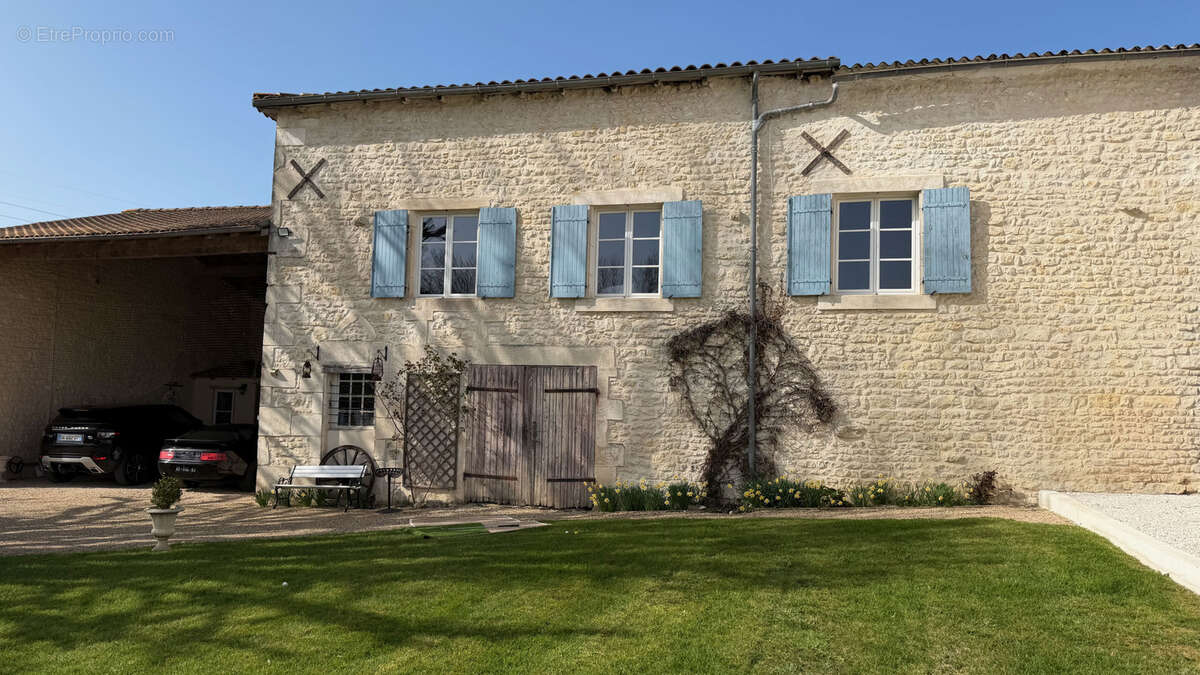 Maison à SAINT-JEAN-D'ANGELY