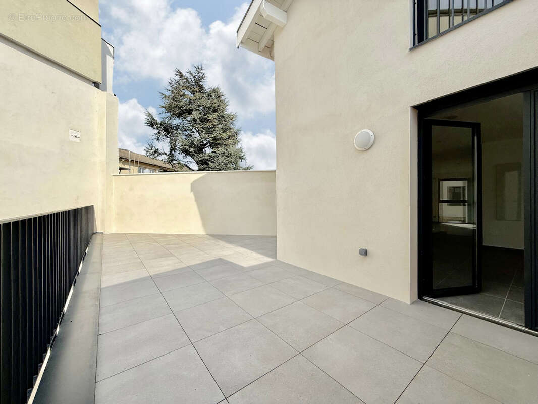 Appartement à LA TOUR-DE-SALVAGNY