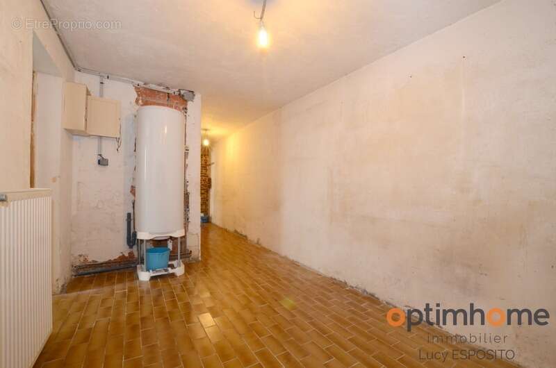  Maison en pierre à rénover avec terrain à bâtir – Nieuil (16)  - photo 7
