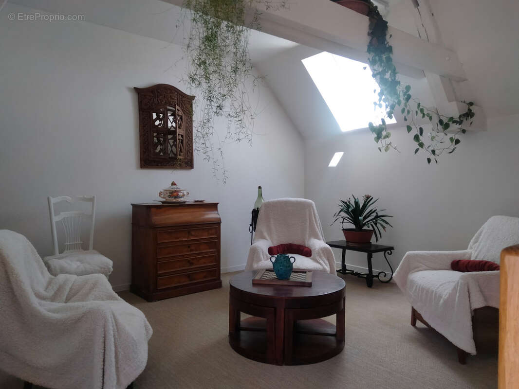 Maison de caractère de 153 m2 à Auxy   Beaux volumes, dépendances et jardin - photo 8