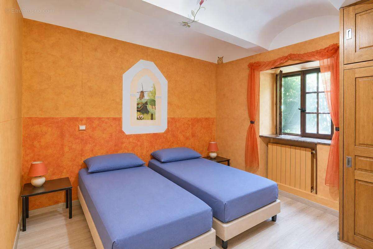 Maison de 10 pièces de 197 m² à Saint-Florent-sur-Auzonnet - photo 4