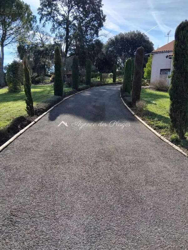 Maison à ROULLET-SAINT-ESTEPHE