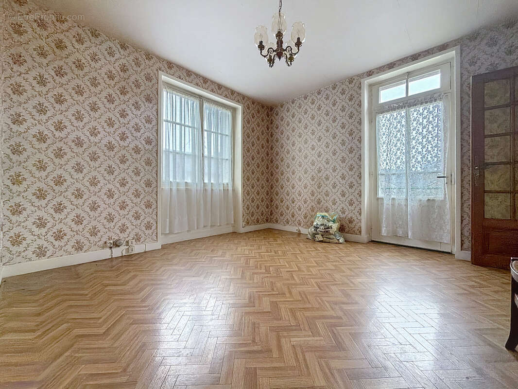 Maison à SAINT-CYR-LA-ROCHE