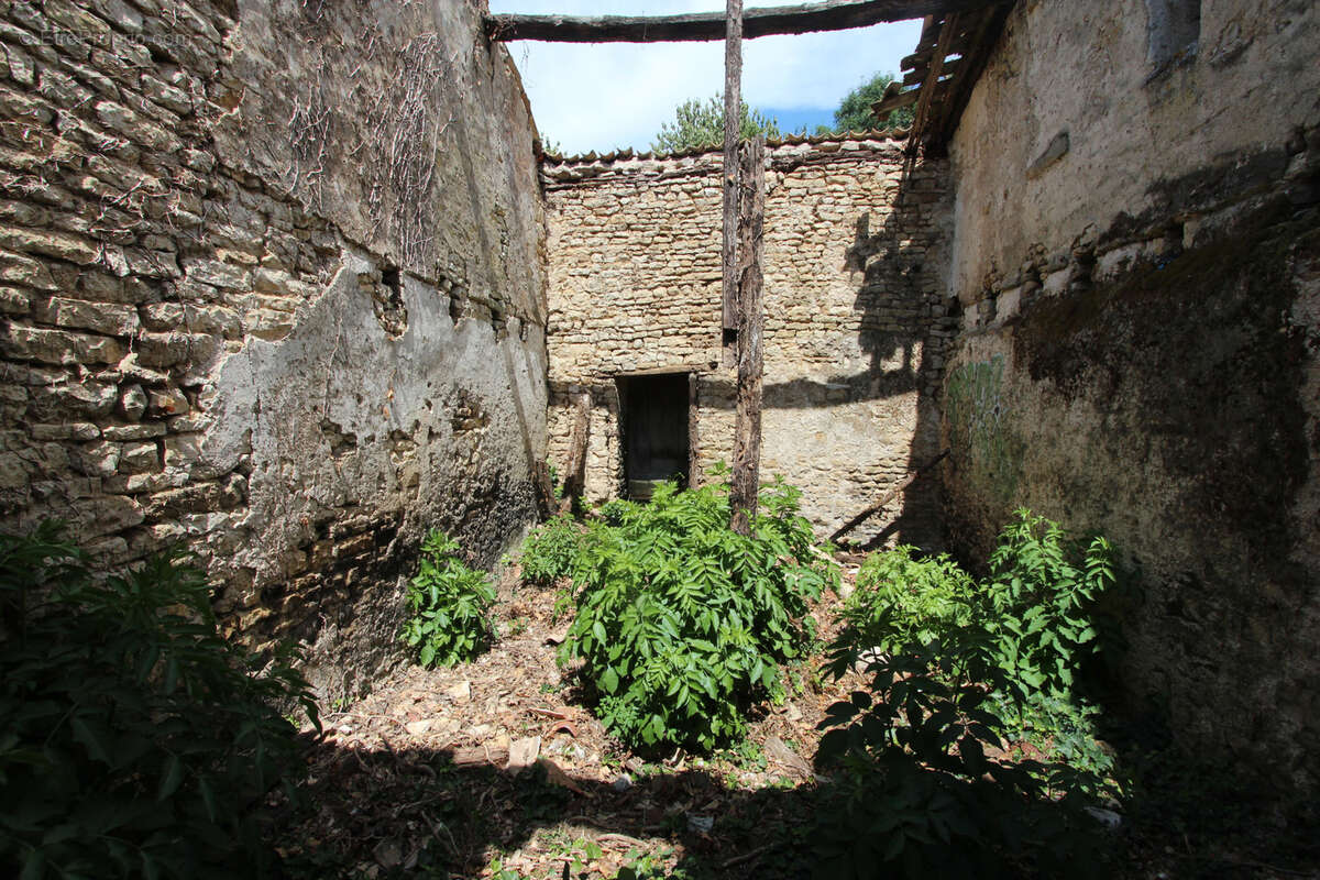 Maison avec jardin à rénover en exclusivité - photo 4