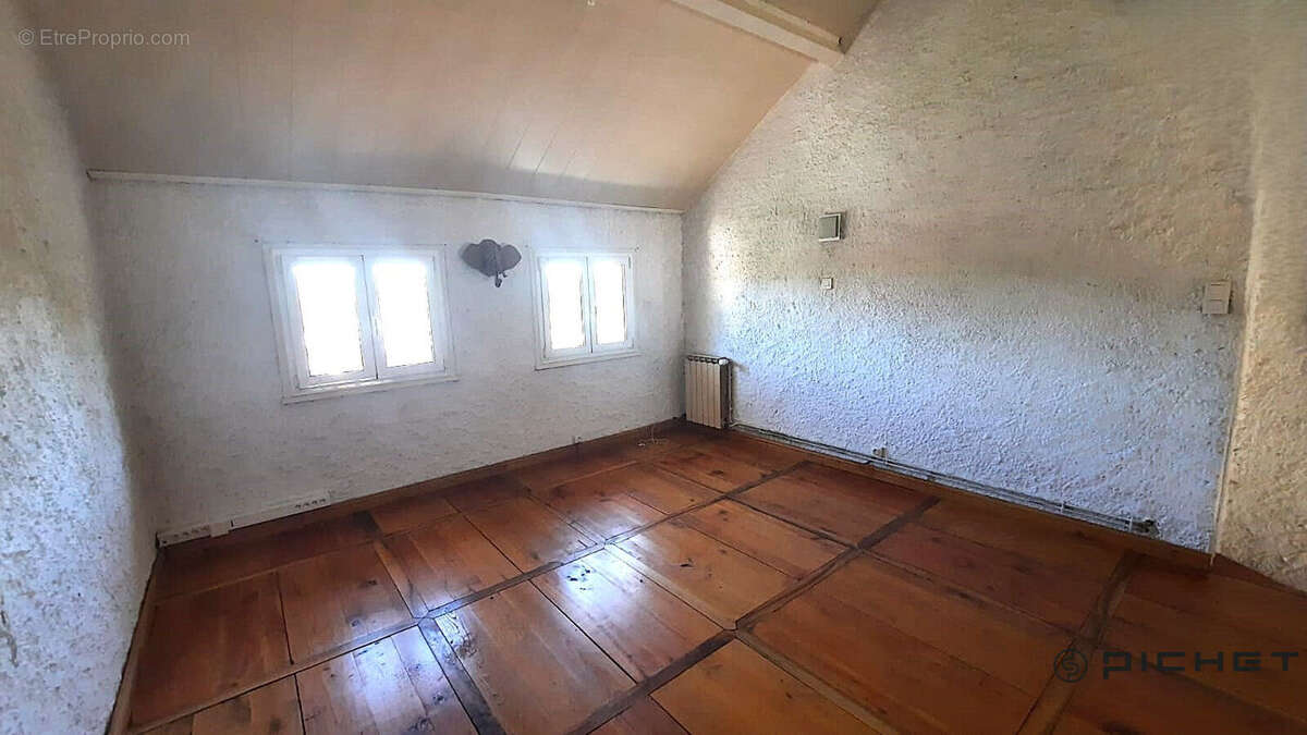 Maison Malemort 9 pièce(s) 215 m2 - photo 8