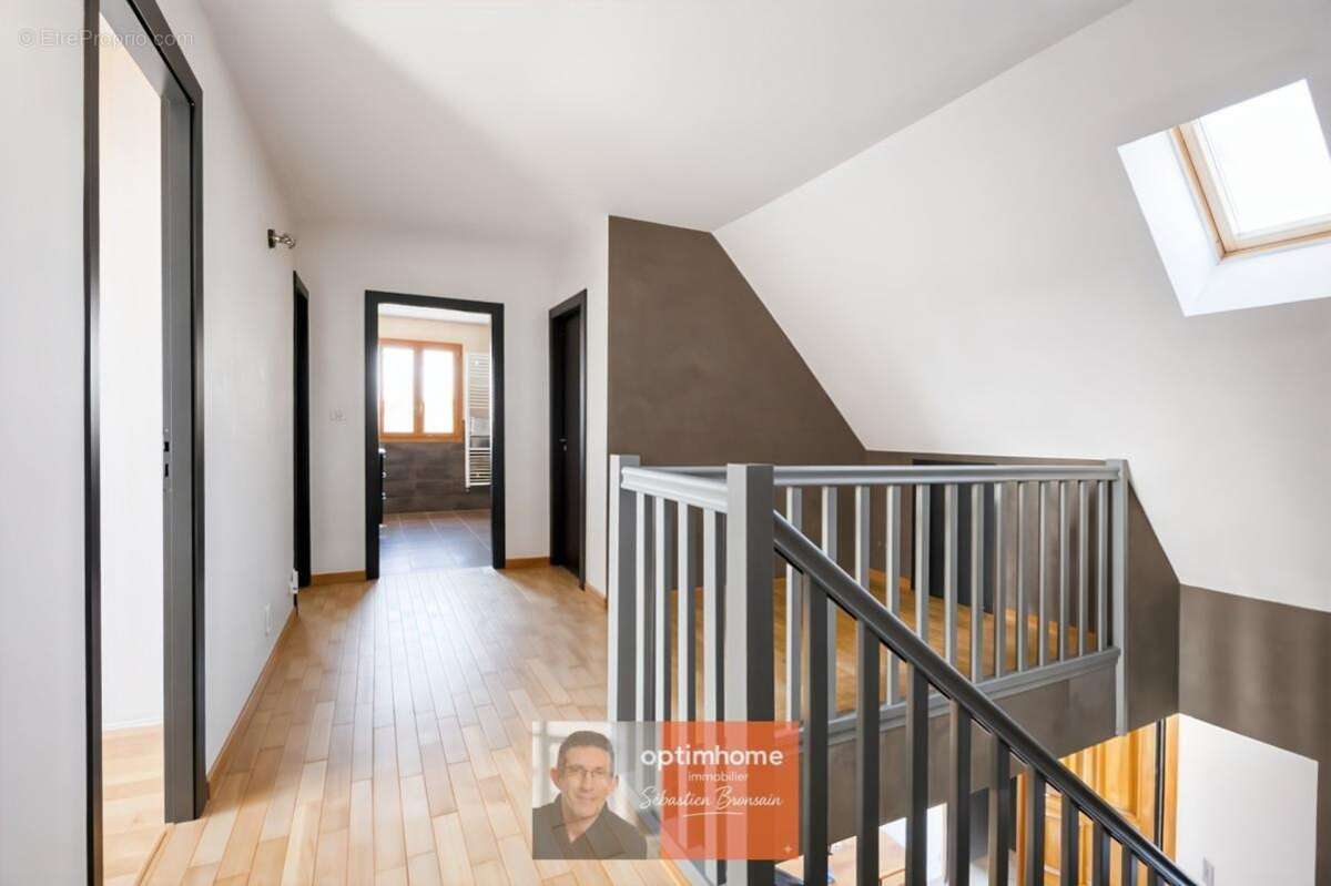 Dole – Grande maison familiale de 295 m² avec 7 chambres et jardin de 1 700 m² - photo 8