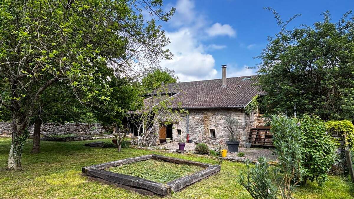 Maison en pierre,  Uchizy, 152 m2 avec beau terrain arboré et dépendances - photo 2