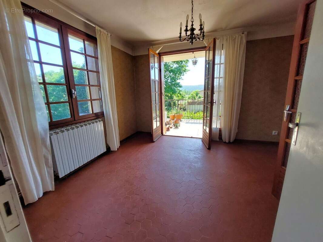Maison T6 avec jardin clos et dépendances - photo 12