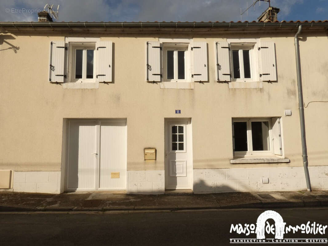 A vendre à BOUTIERS ST TROJAN - Maison de village - 3 chambres - 93m2 - Jardin, garage et dépendance - photo 13