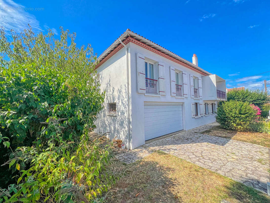 ROYAN - À seulement 800 m du marché, spacieuse maison familiale de 171 m² - photo 2
