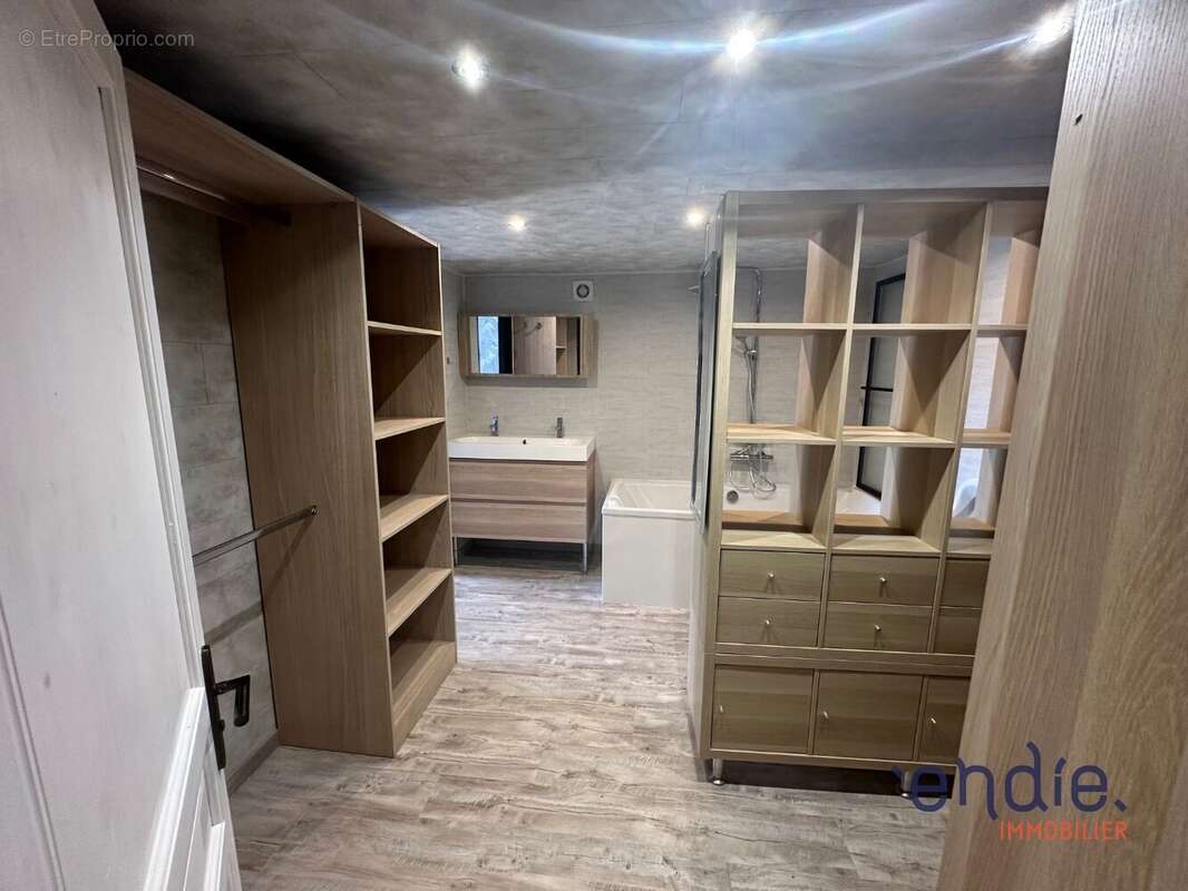 Maison à VERNET-LA-VARENNE