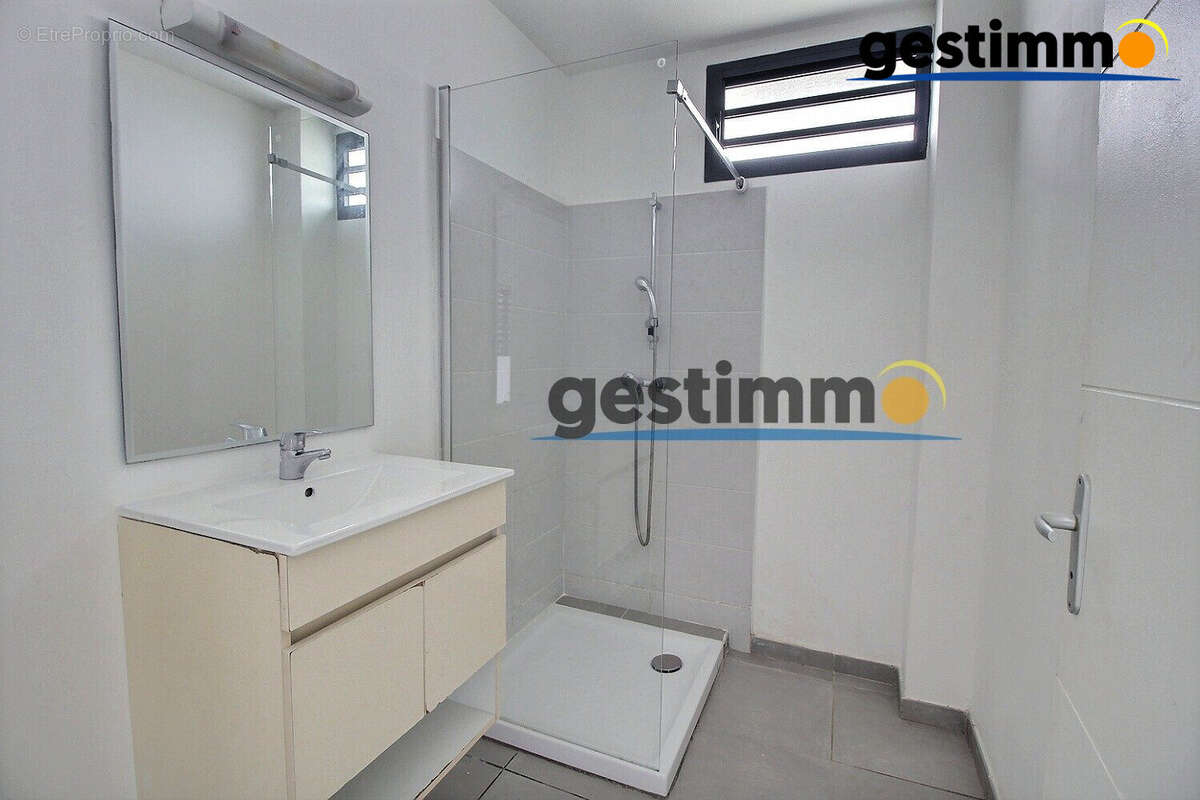 Appartement à REMIRE-MONTJOLY