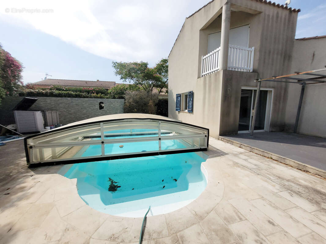  FLEURY Villa de type V d'une SH 152 m2 sur 3 faces sur un terrain de 619 m2 avec piscine. - photo 2