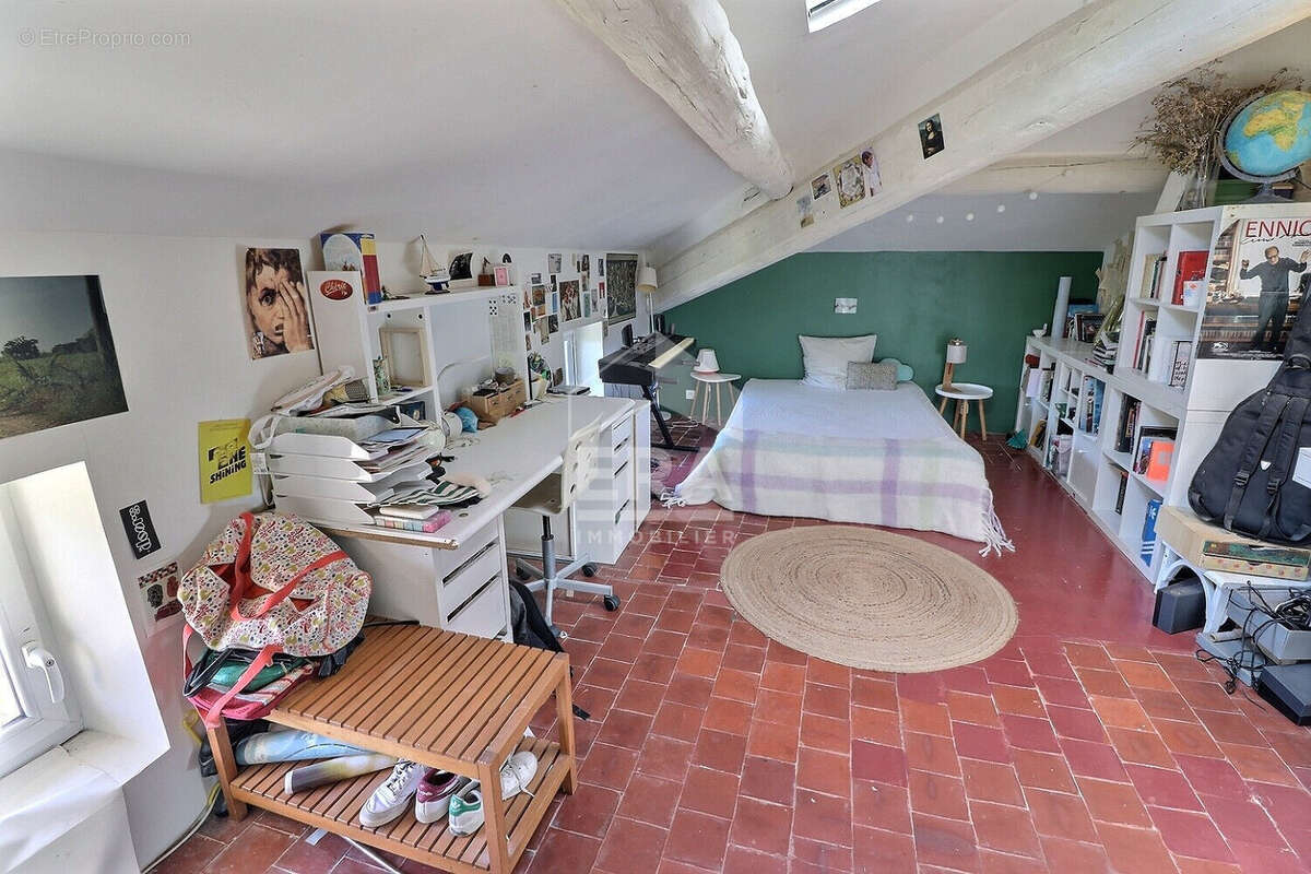 Maison à ENTRAIGUES-SUR-LA-SORGUE