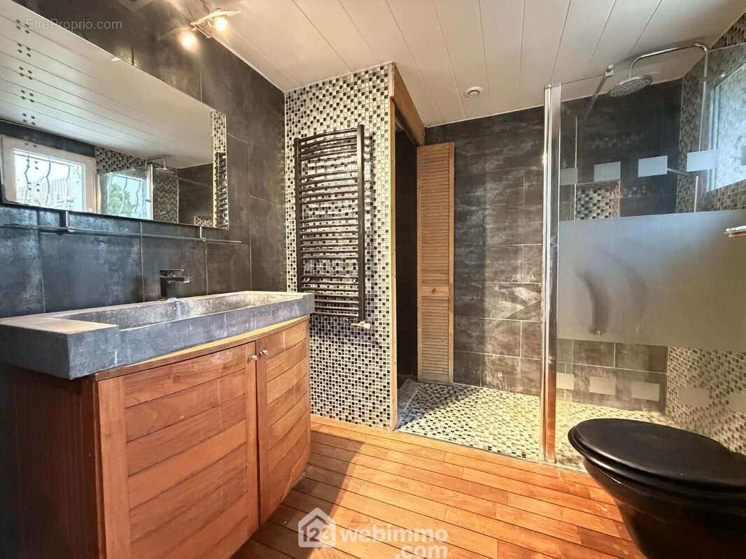 La salle de bains avec vasque sur meuble, radiateur sèche serviettes, wc et ... - Maison à LAON