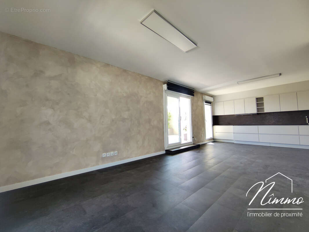 Nimes route duzes appartement t3 dernier etage terrasse garage ascenseur - photo 5