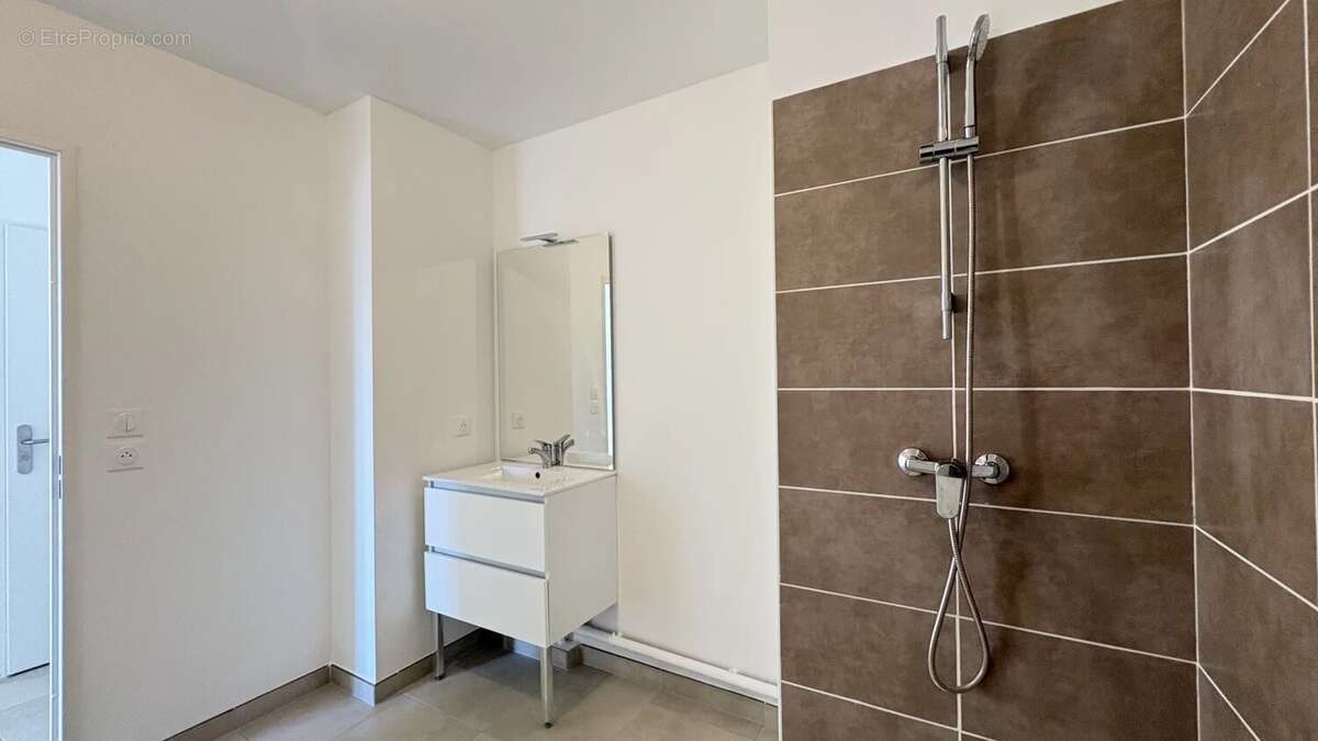 Appartement Type 3  Etat Neuf avec vue mer et port – Terrasse, parking, résidence sécurisée – Port-de-Bouc - photo 18