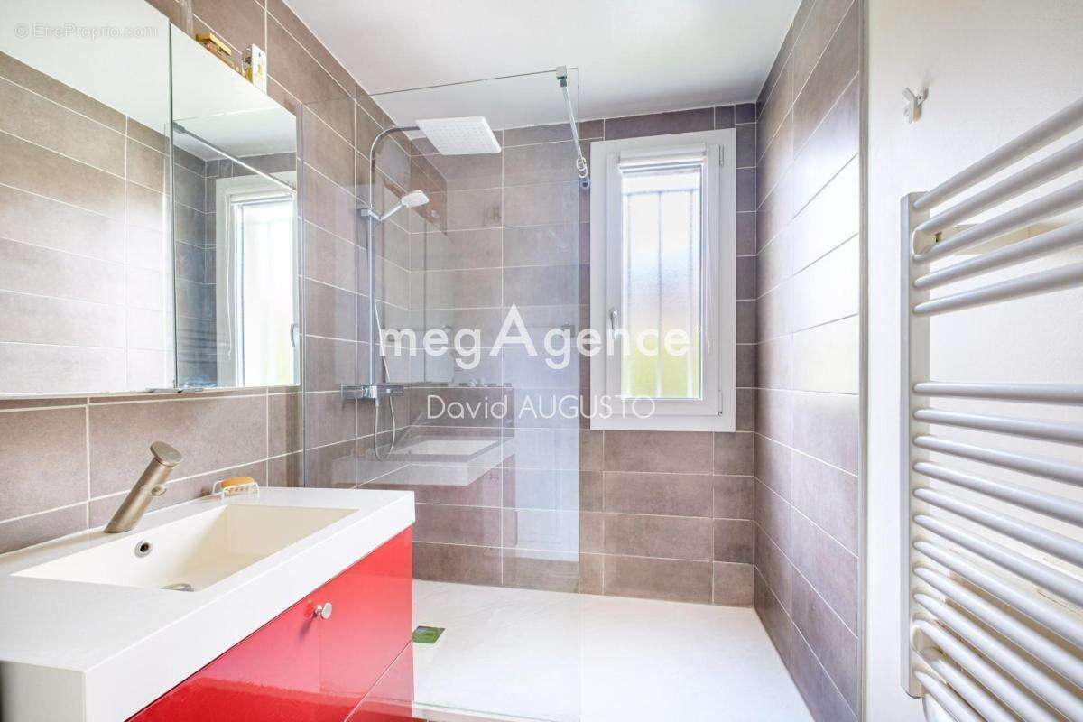 Appartement à LA TOUR-DE-SALVAGNY