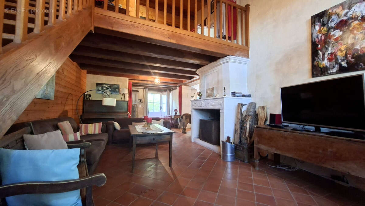 Maison 174 m² à Nancras  - photo 6