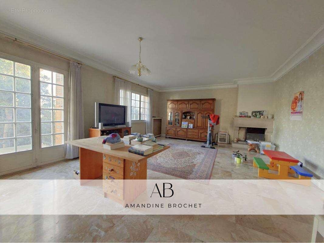 Maison à MARNES-LA-COQUETTE