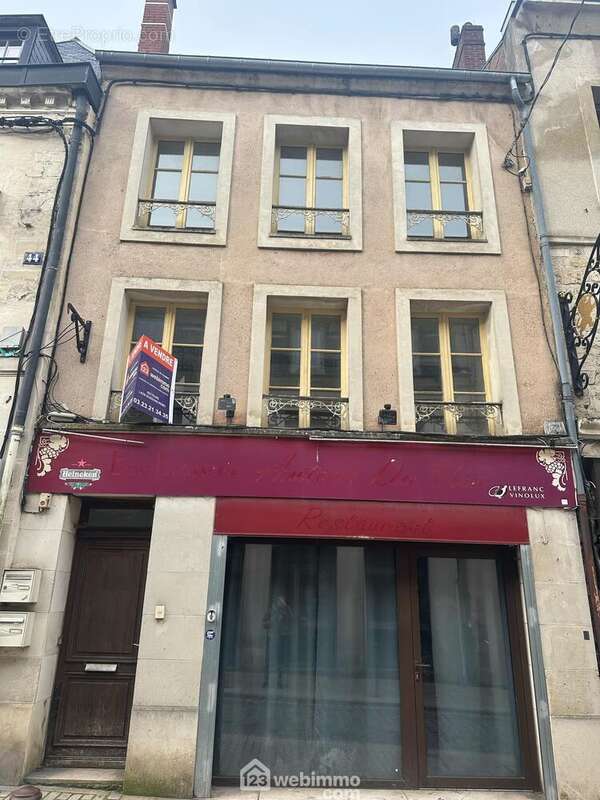 Situé au c½ur de la cité médiévale, immeuble d'une surface de 167 m²