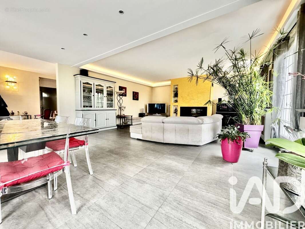 Maison 234 m² à Verrieres-Le-Buisson  - photo 5