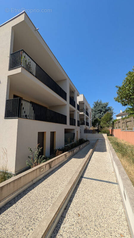 Appartement à LA TOUR-DE-SALVAGNY