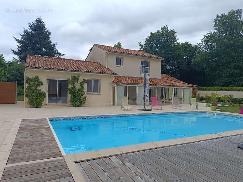 Maison à COUTRAS