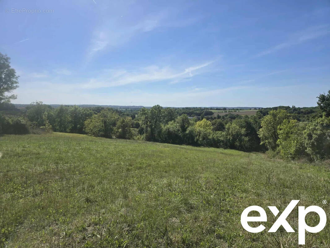 Terrain à VILLETOUREIX