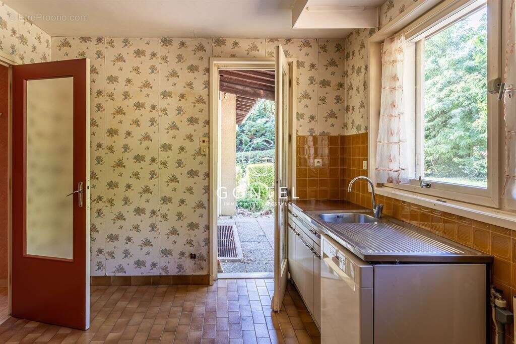 Maison familiale à rénover à Saint Didier au Mont D'or - photo 11