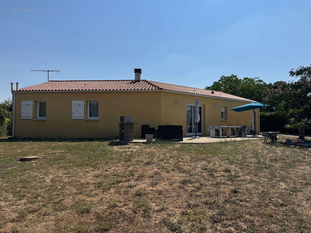 Maison de plain pied avec terrain clos - THIRE - photo 11