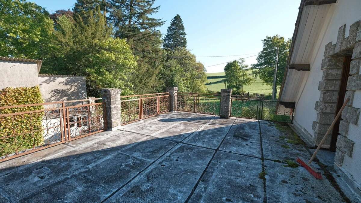 Maison à SAINT-MARTIN-DU-PUY