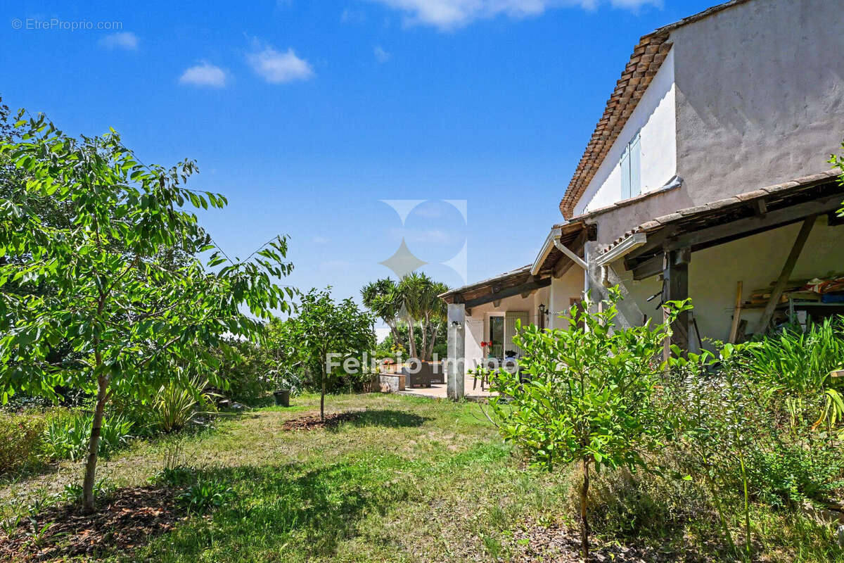 Maison à CHATEAUNEUF-GRASSE