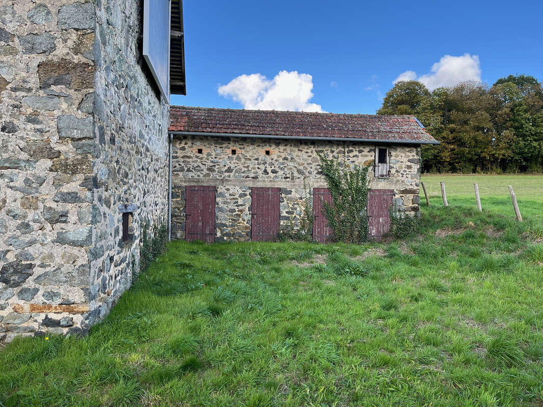 Mi-chemin Brive et Limoges - Belle fermette et dépendances a rénover - photo 14