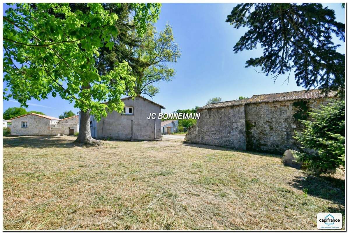 A vendre sur 1,14 Ha - Maison 1 à Réhabiliter 200 m² / Maison 2 Habitable Immédiat CHERMIGNAC (17) - photo 7