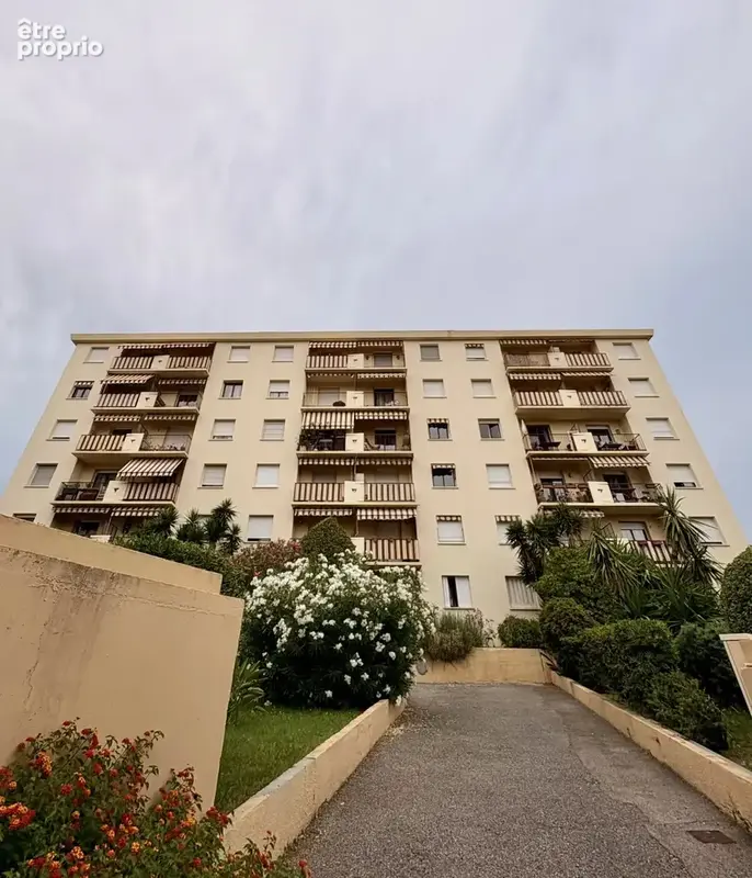 Jean de la Fontaine - 2 Pièces traversant avec balcons - A RENOVER - photo 13