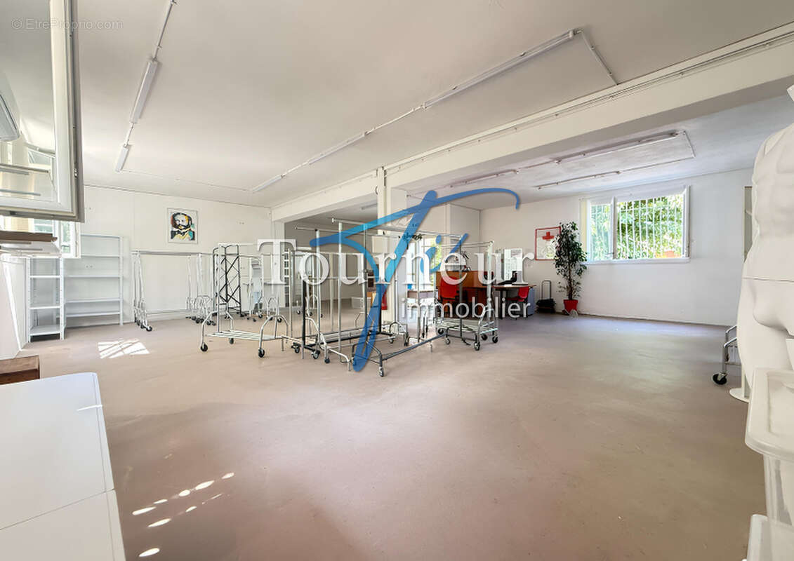 Sanary sur mer rare vente murs commerciaux de 215m2 dont garage parkings securise - photo 4