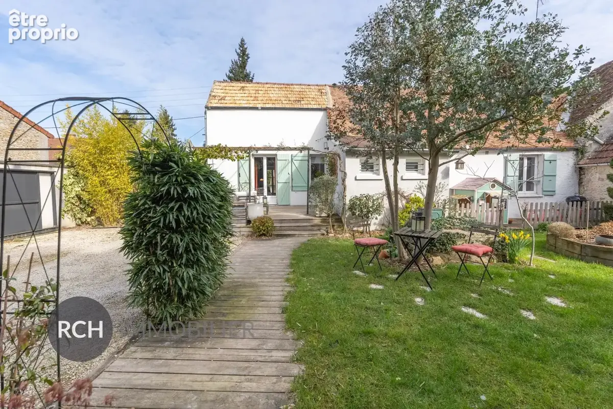 Exclusivité - Forêt de Rambouillet - Maison ancienne avec joli jardin clos de mur - photo 1