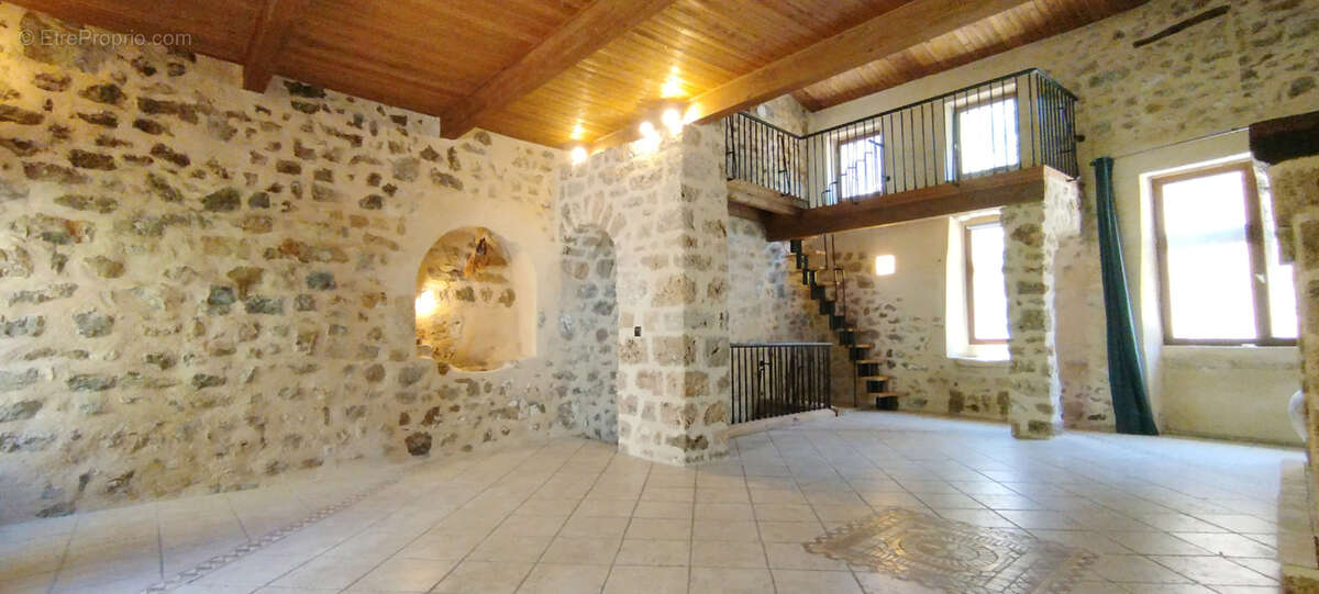 Superbe maison de caractère en pierre , avec cour privée - photo 2