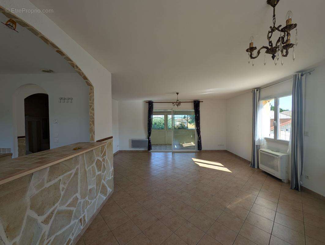 ROUJAN – Villa 4 chambres en parfait état - photo 16