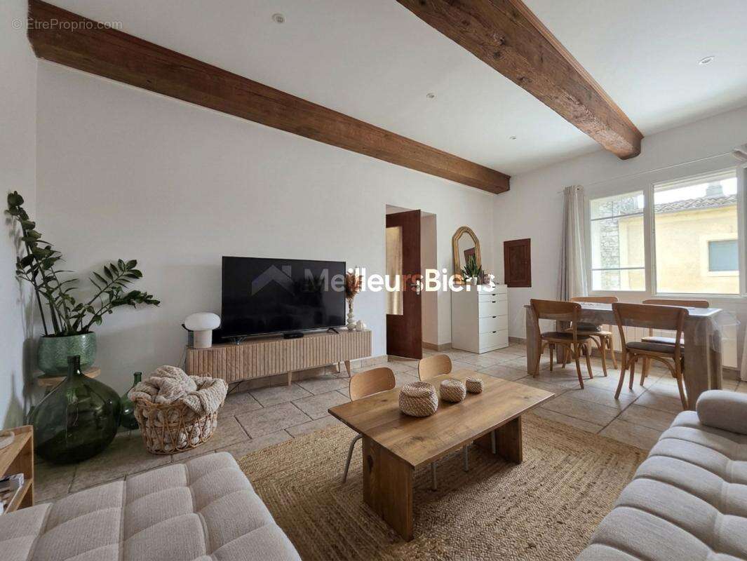 À 2 pas du Vidourle : ancienne école rénovée avec 4 chambres, garage et potentiel locatif - photo 4