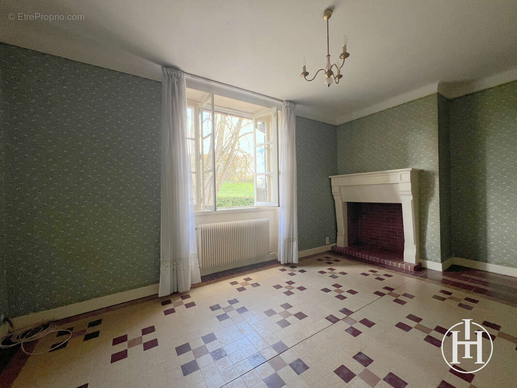 Maison à SAINT-CHRISTOPHE-LE-CHAUDRY