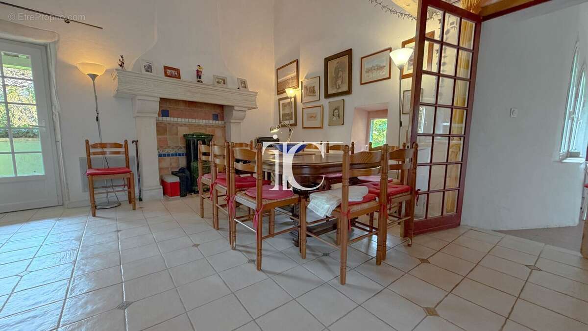 Maison de charme avec vue dégagée, dépendances et grand terrain méditerranéen - photo 8