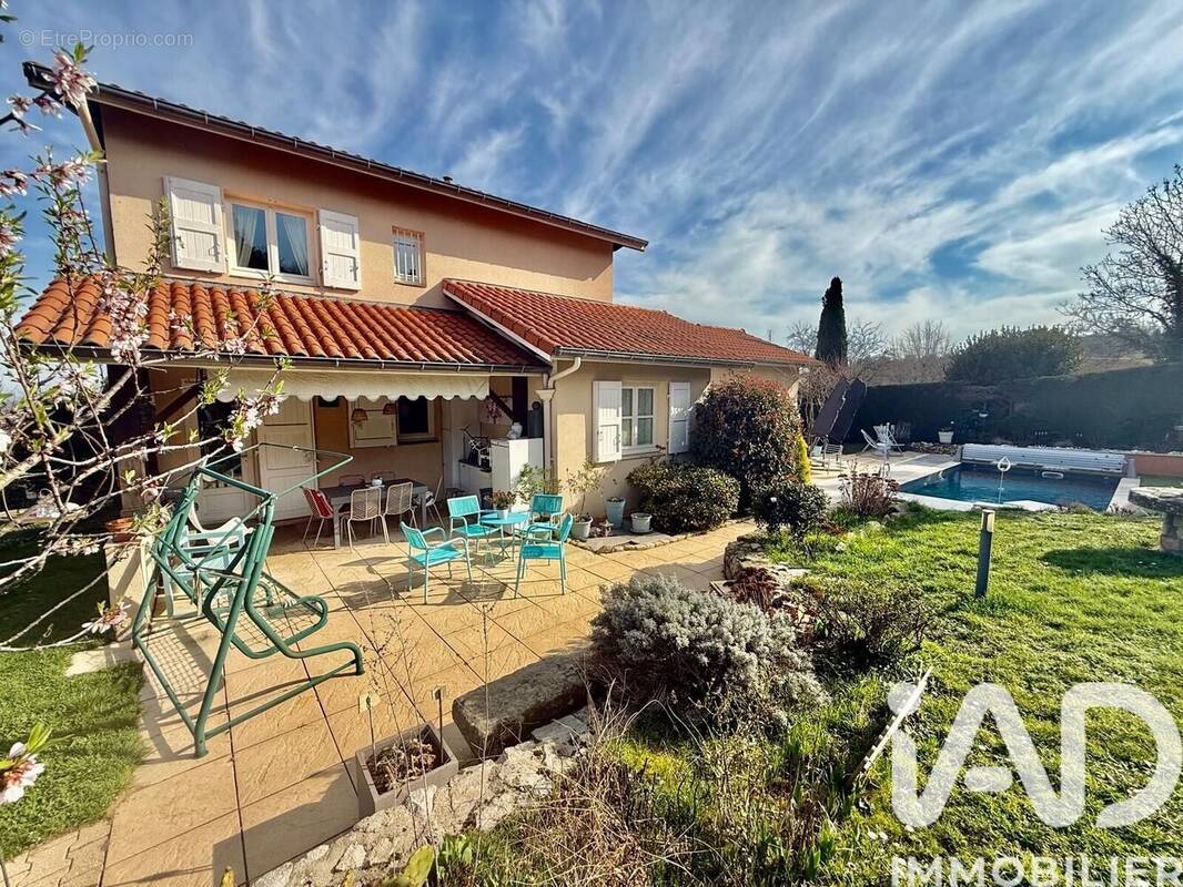 Photo 1 - Maison à ECOTAY-L'OLME