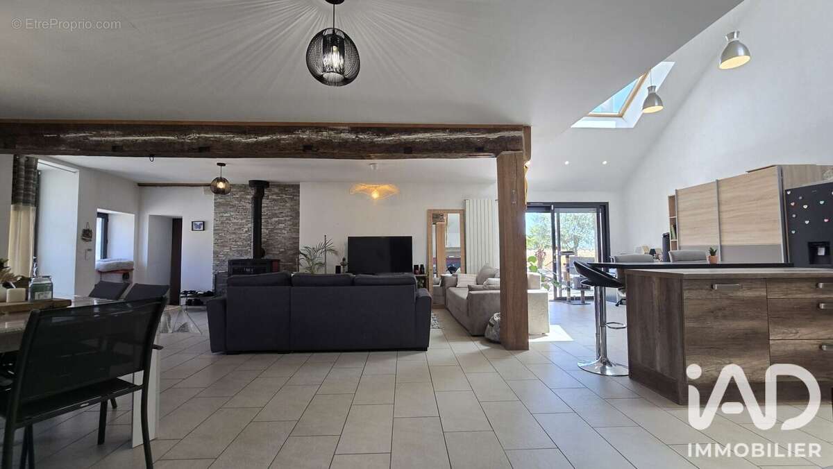 Maison 142 m² à Saint-Aubin-Des-Coudrais  - photo 2