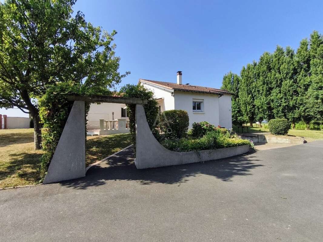 Maison à SAINT-QUENTIN-EN-MAUGES